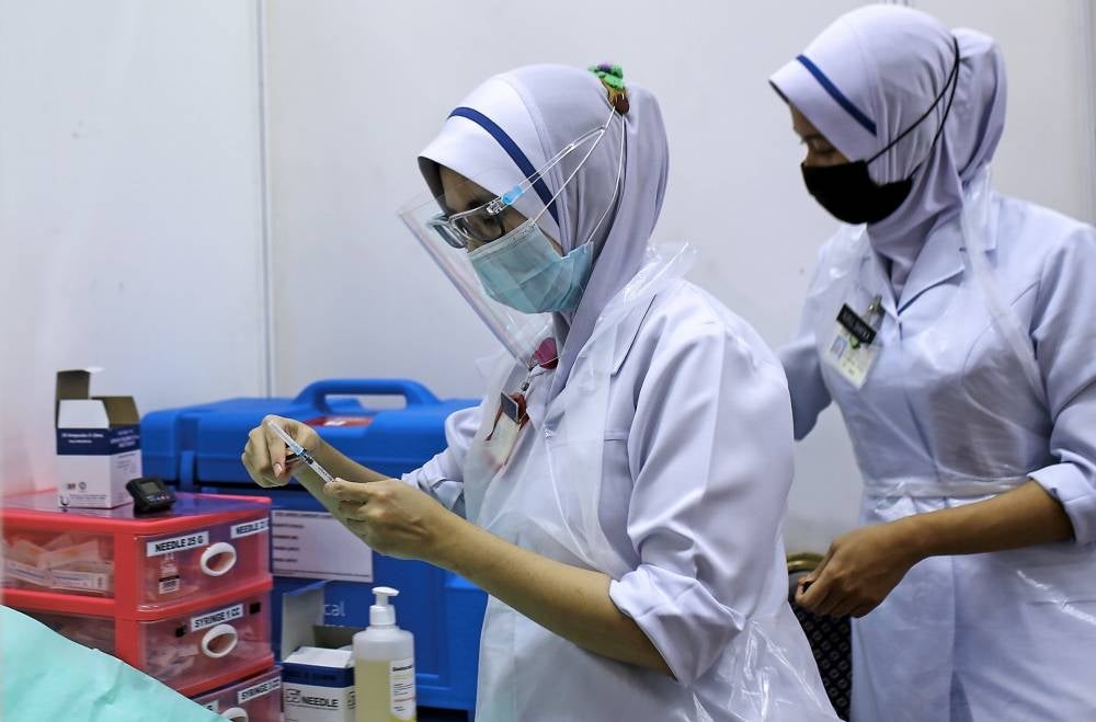 Currently, there are 153,463 active cases with 149,994 (97.7 percent) undergoing home quarantine. - Bernama Photo