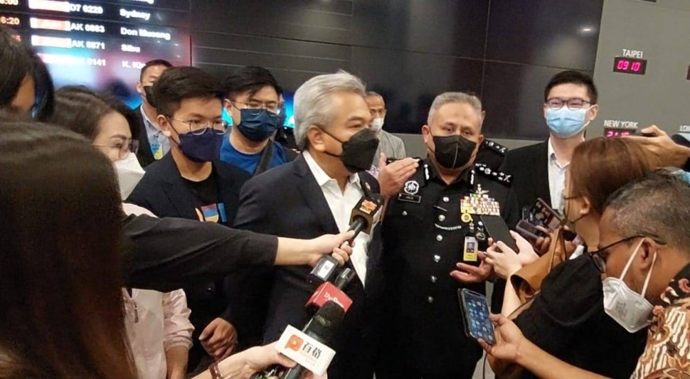 Amran Mohamed Zin (centre) together with Abd Jalil Hassan (second from right) and Nicole Wong (left) during a press conference today.
