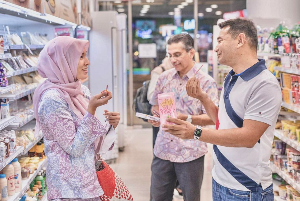 Both Permatang Pauh MP Nurul Izzah and former PKR leader Rafizi Ramli decided to reach out to fence-sitters and undecided voters by forming the campaign Ayuh Malaysia. - Photo Source: Nurul Izzah's Facebook