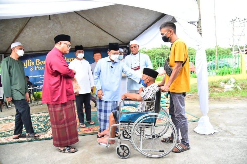 Warisan President Shafie Apdal interacts with villagers during buka puasa event in Semporna 