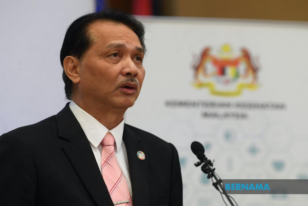 A dirty mee tonggek stall in a Ramadan bazaar in Putrajaya has been ordered to close by the Health Ministry for unsanitary practices, according to Health director-general Dr Noor Hisham Abdullah. - Bernama Photo