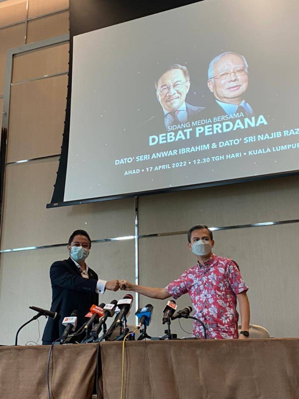 Selangor Barisan Nasional information chief Isham Jalil (left) and PKR communications director Fahmi Fadzil during a joint press conference 