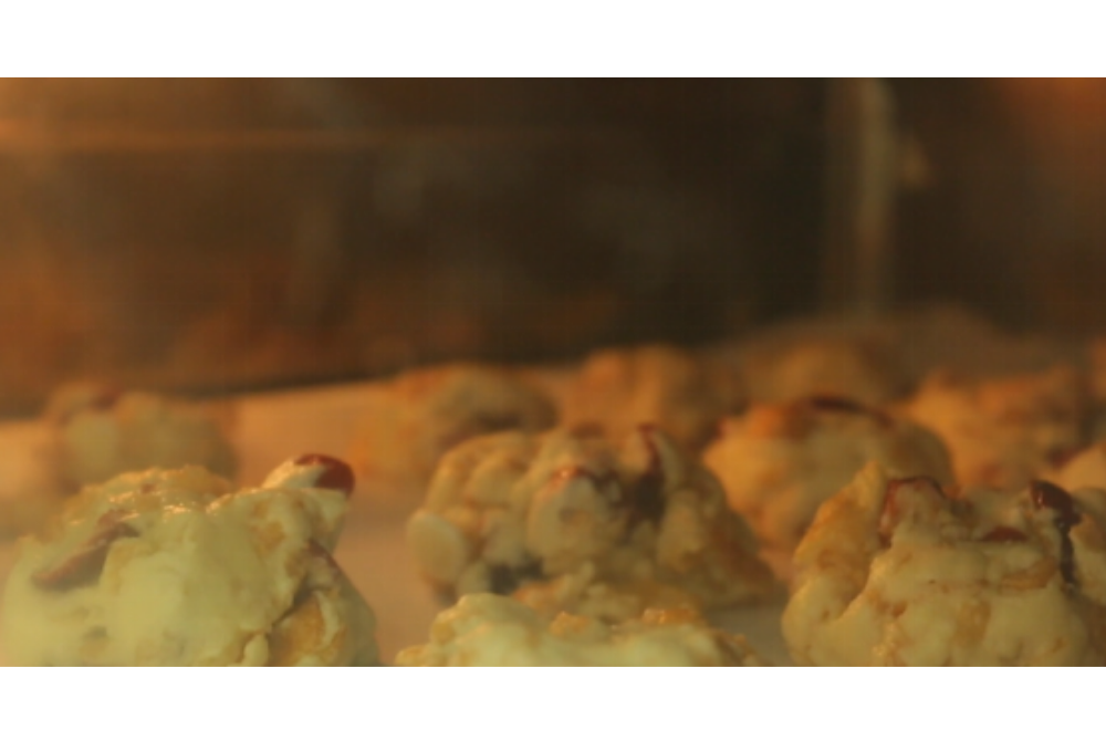 Baking expert Chef Abu Dzar Abu Rahman introduced an easy recipe to make Cranberry Cornflake Cookies. 