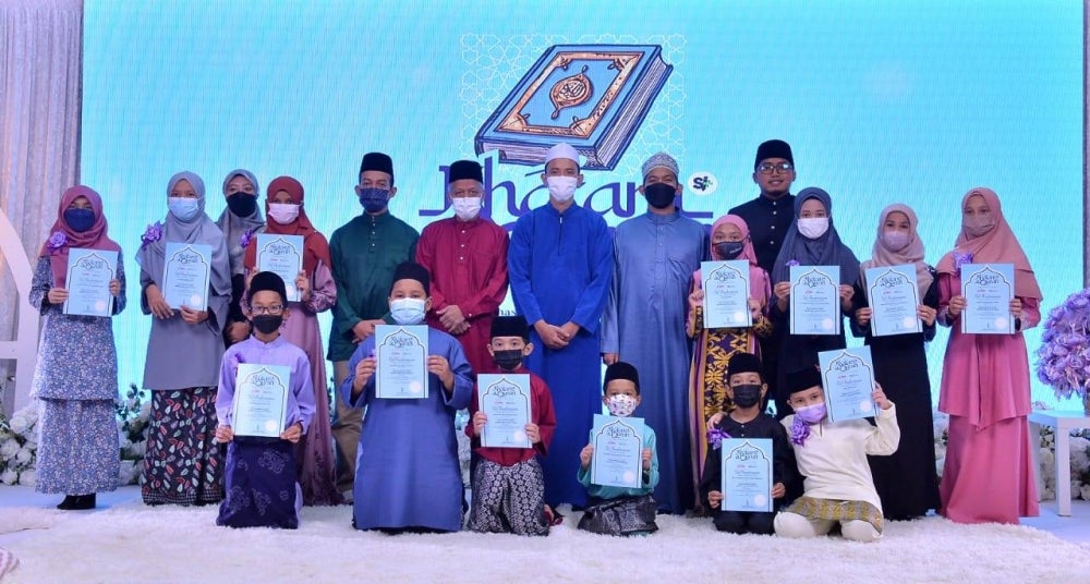 As a token of appreciation, each participant was given a certificate and a Quran as well as some "duit raya" donated by Karangkraf. Picture by Asril Aswandi Shukor.