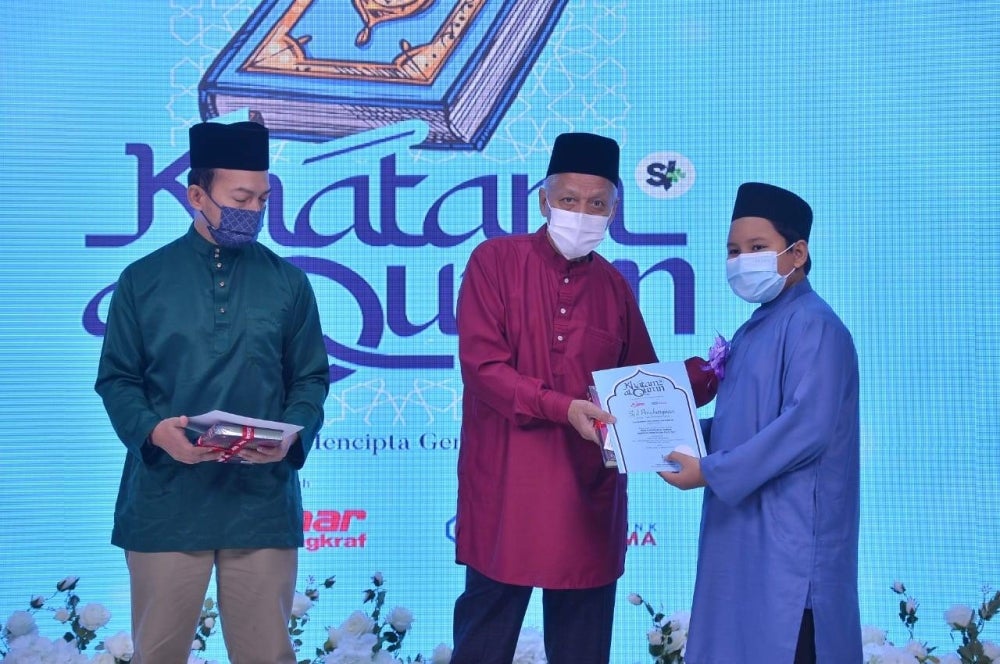 Karangkraf deputy chairman Datuk Muhammad Nasir Hamzah handing one of the participants a token of appreciation. Picture by Asril Aswandi Shukor.