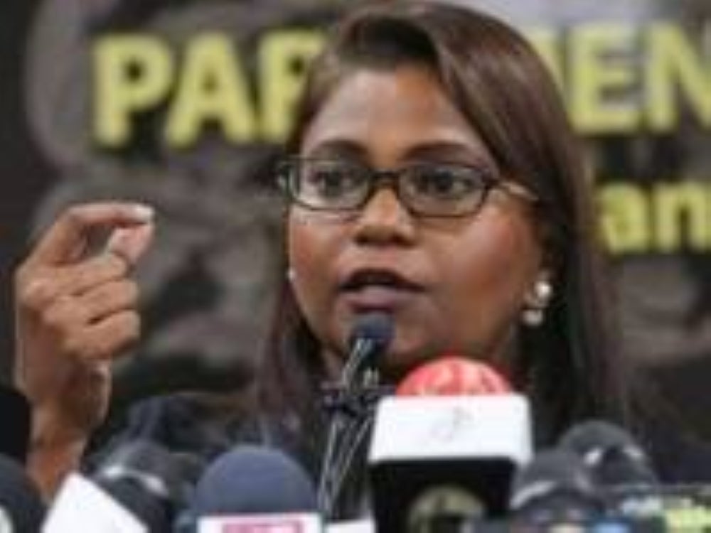 Batu Kawan MP Kasthuri Patto was caught in jam when she saw several Rohingya detainees crawling along the dividers