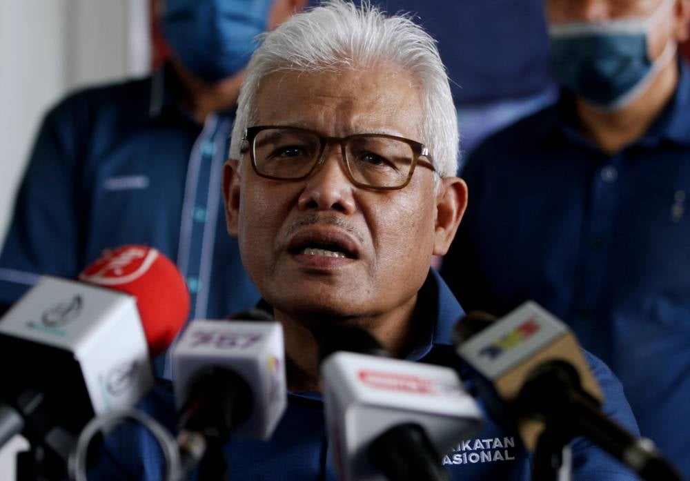 Home Minister Datuk Seri Hamzah Zainudin during a press conference after handing over donations to 1,000 underprivileged people from Larut parliamentary constituency at Dewan Astaka Batu Kurau, today. - BERNAMA