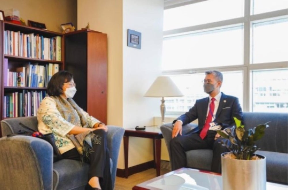 Tengku Zafrul (right) discussing with Sri Mulyani who was present at the World Bank-IMF Spring Meetings in the United States.