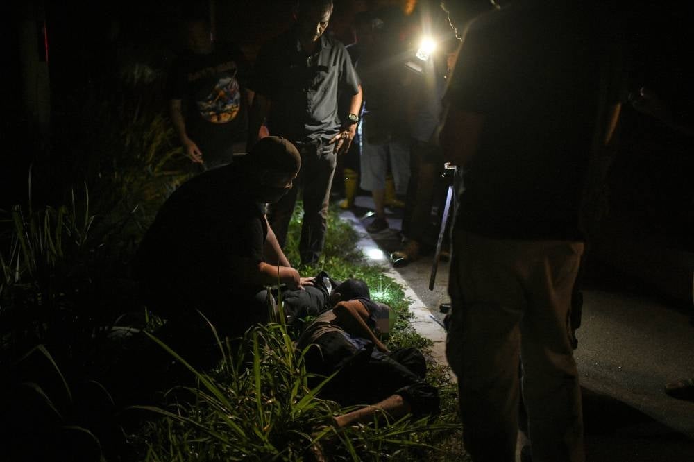 Two Rohinghyas escapees recaptured by D7 police officers Remabi Relau River around 10pm on April 20. (Source: BERNAMA)