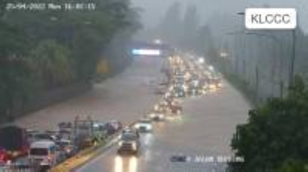 water rising at Jalan Kuching, Kuala Lumpur