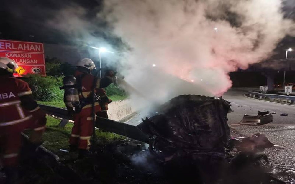 Man believed to have lost control of the car before crashing into a road divider in Glenmarie earlier today.