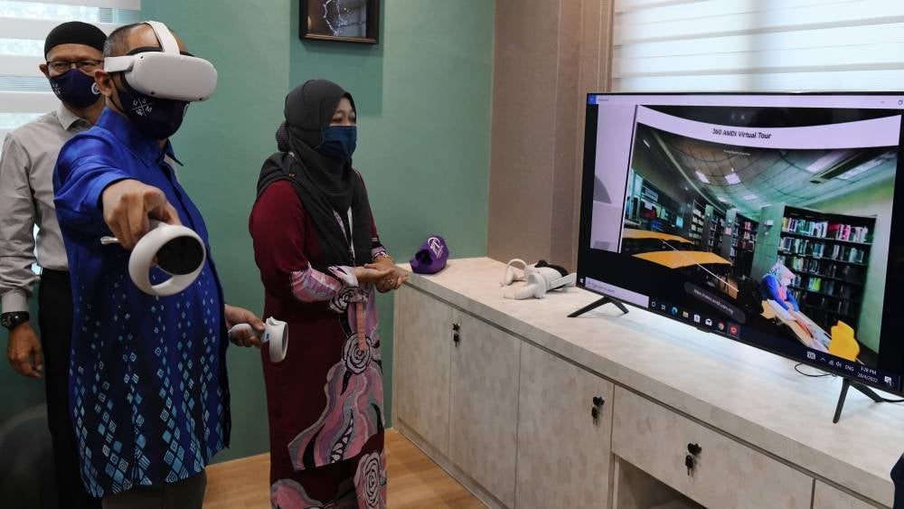 Vice-Chancellor of USM Prof Datuk Dr Faisal Rafiq Mahamd Adikan using the Metaverse Space Library after the concept's launching at IPPT in Bertam. - BERNAMA