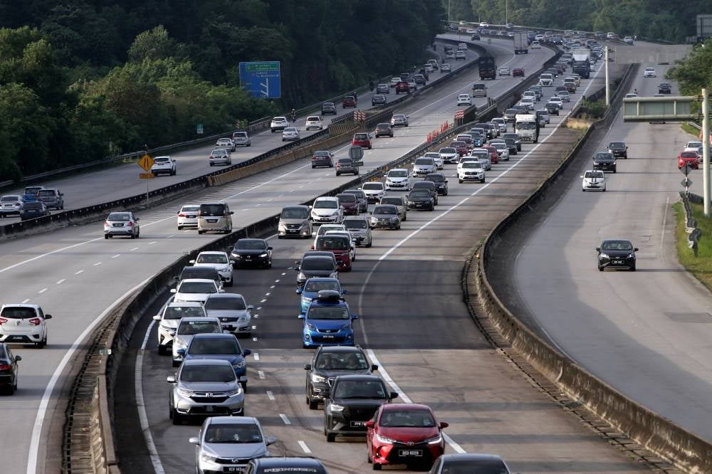 Traffic at KM269 on the Plus Highway as people make their way back to their hometowns for the Hari Raya Aidilfitri celebration. - Photo: BERNAMA