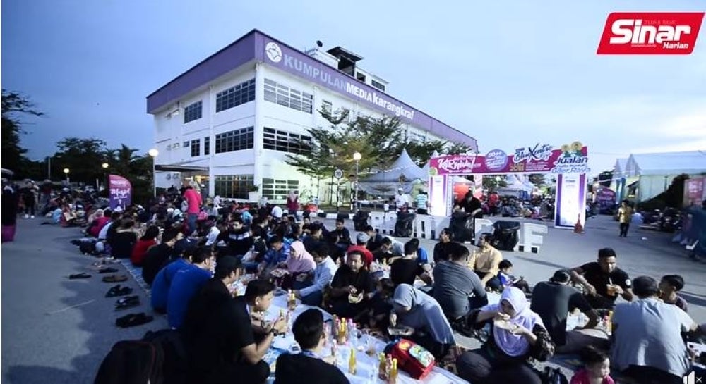 Iftar Ala Madinah @ Karangkraf offers the public an opportunity to break fast like in Masjid Al-Nabawi, Madinah during the holy month of Ramadan.