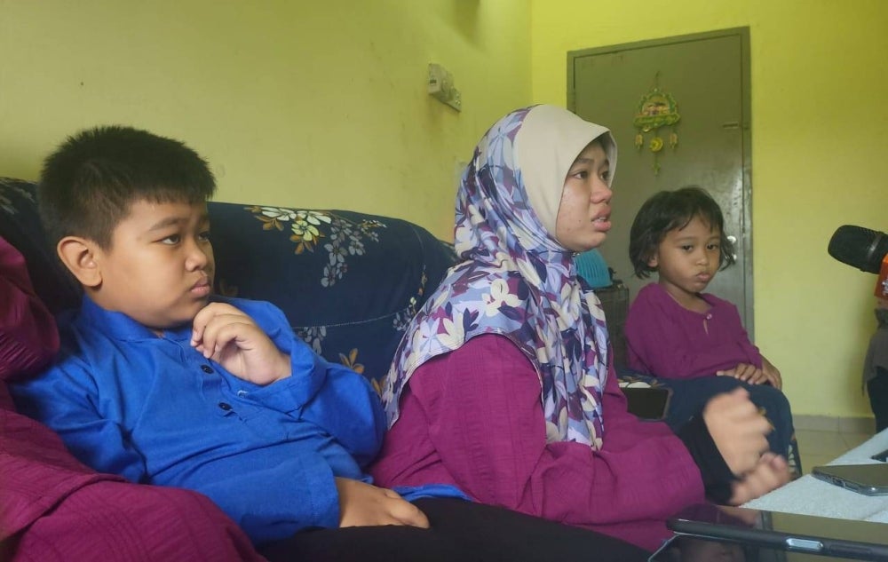 Nursazzey Shazmeka (middle), with her siblings Muhammad Irfan Ihtisyam (left) and Nurmya Shaznira (right) when interviewed by a reporter at their home. - Photo by ASYIKIN ASMIN
