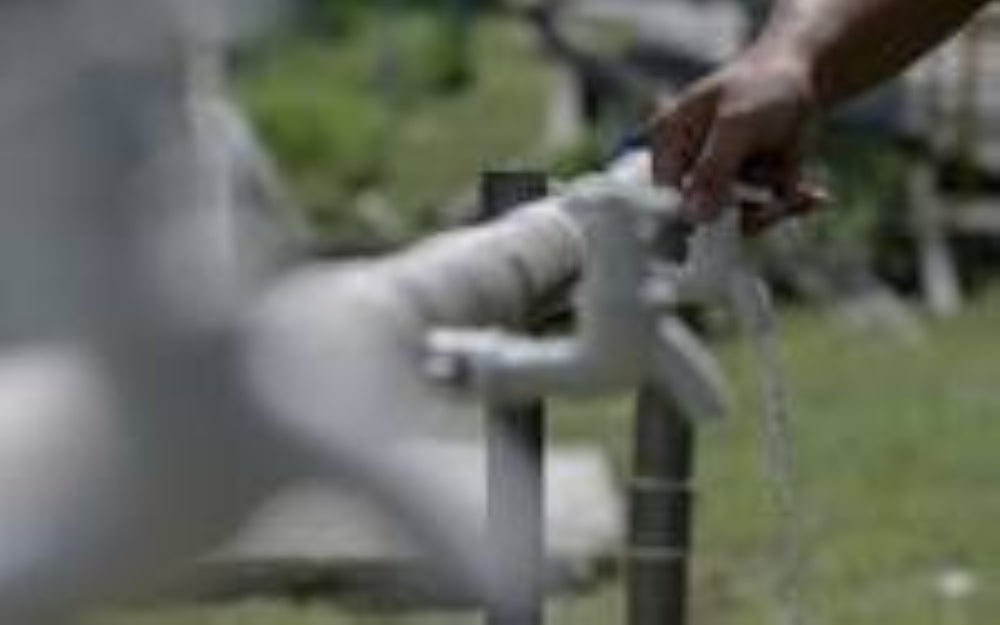 On May 3, 472 areas in five Air Selangor regions experienced water cuts due to odour detected at the Jenderam Hilir raw water pump station. 
