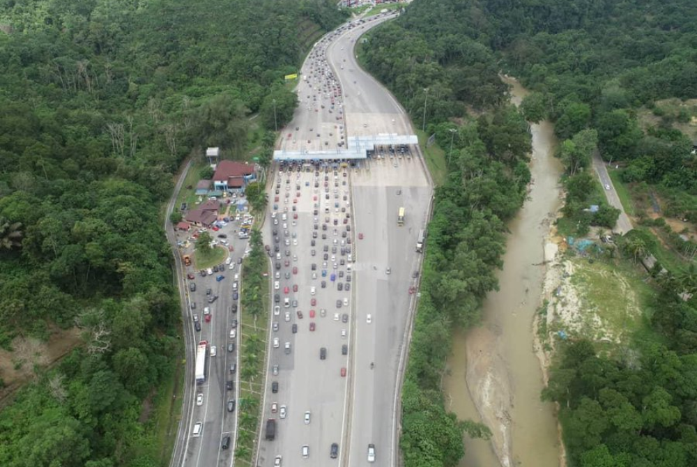 Heavy traffic were reported on major highways in the country as people took advantage of the free toll rates on the North-South Expressway and the East Coast Expressway. (Picture Source: LLMinfotrafik's Twitter)