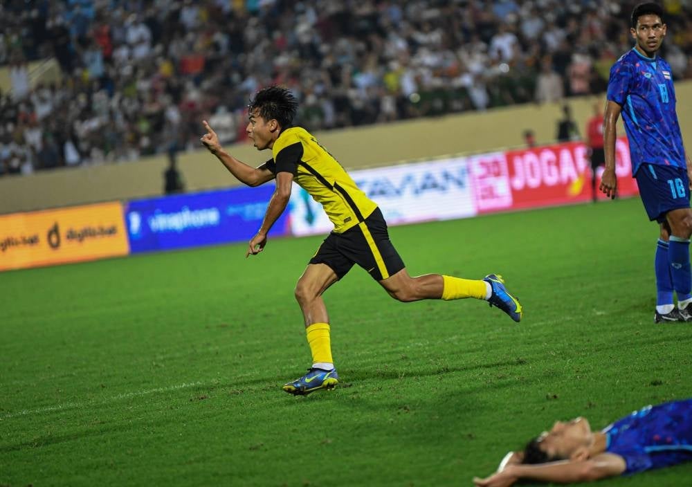 National footballer Muhammad Nur Azfar Fikri scored a last-gasp goal to help Malaysia beat Thailand 2-1 for a sensational start in Group B of men’s football in the 31st Sea Games at the Thien Truong Stadium, tonight. - BERNAMA