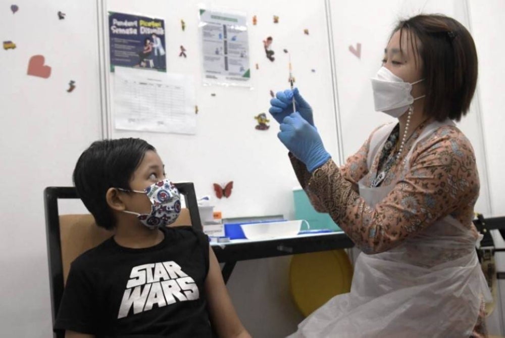 Deputy Health Minister I Datuk Dr Noor Azmi Ghazali said the CITF-C meeting had extended the programme considering the closure of vaccination centres in conjunction with the recent Hari Raya Aidilfitri celebration and public holidays. Photo: BERNAMA