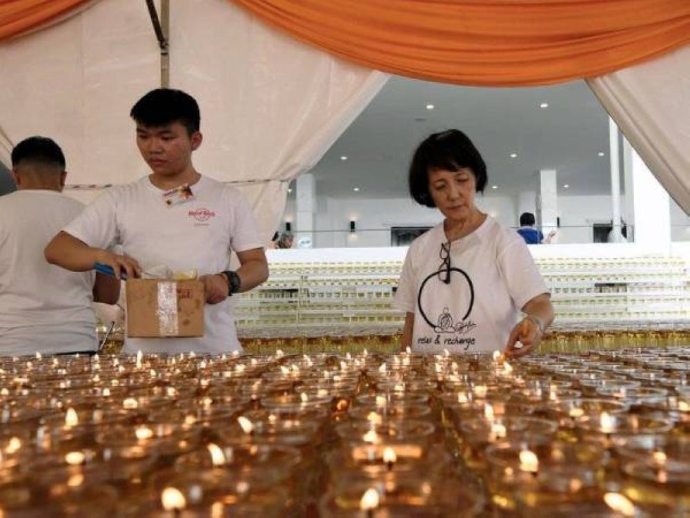 Volunteers lighting up candles in a ceremony for Wesak Day at the Maha Vihara Buddhist temple in Brickfields, KL, on May 19, 2019. - Photo: BERNAMA