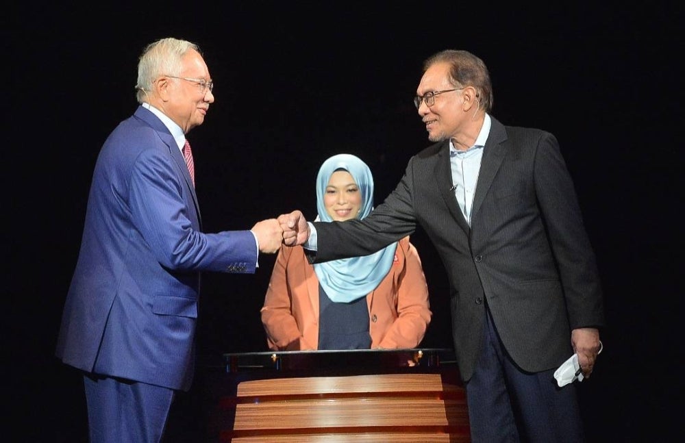 Najib and Anwar fist-bumping prior to starting the Debat Perdana on Thursday night. (Source: Sinar Karangkraf)