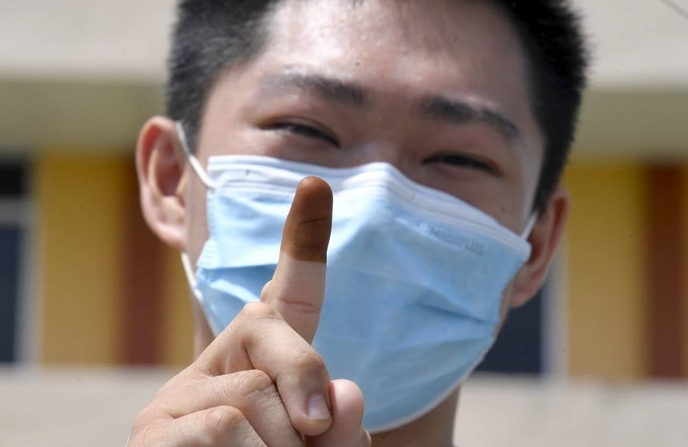 A PKR member showing his inked finger after voting in the party polls yesterday (May 14) in Alor Star, Kedah at KIA Hall, Jalan Korok. (Source: BERNAMA)