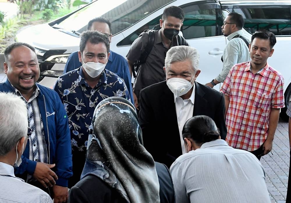  Datuk Seri Dr Ahmad Zahid Hamidi (two, right) at the Shah Alam Courts Complex for his corruption trial involving the Foreign Visa System (VLN) contract. - BERNAMA