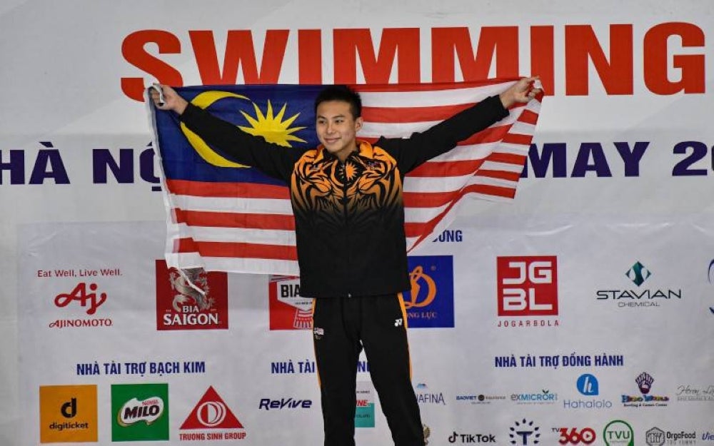 Malaysian swimmer Khiew Hoe Yean bags the country's first gold medal at the 2021 Sea Games after finishing first in the men's 200m freestyle final on Wednesday. - BERNAMA