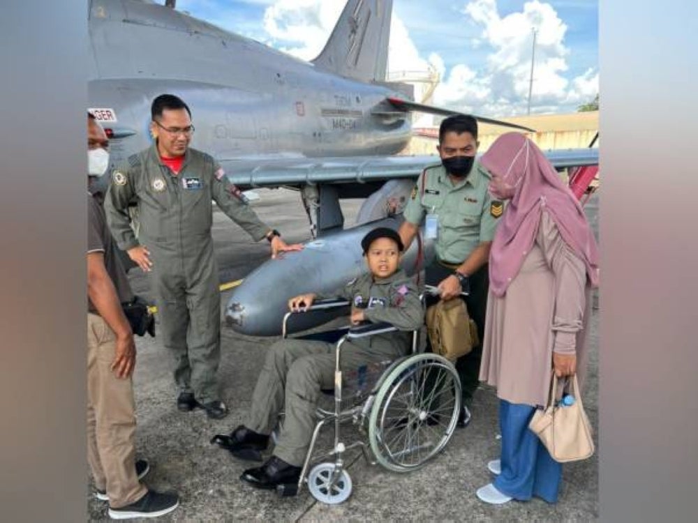 Muhammad Irfan Mikael was taken to see the Hawk 108 and F18 Hornet. Photo source: RMAF College Facebook