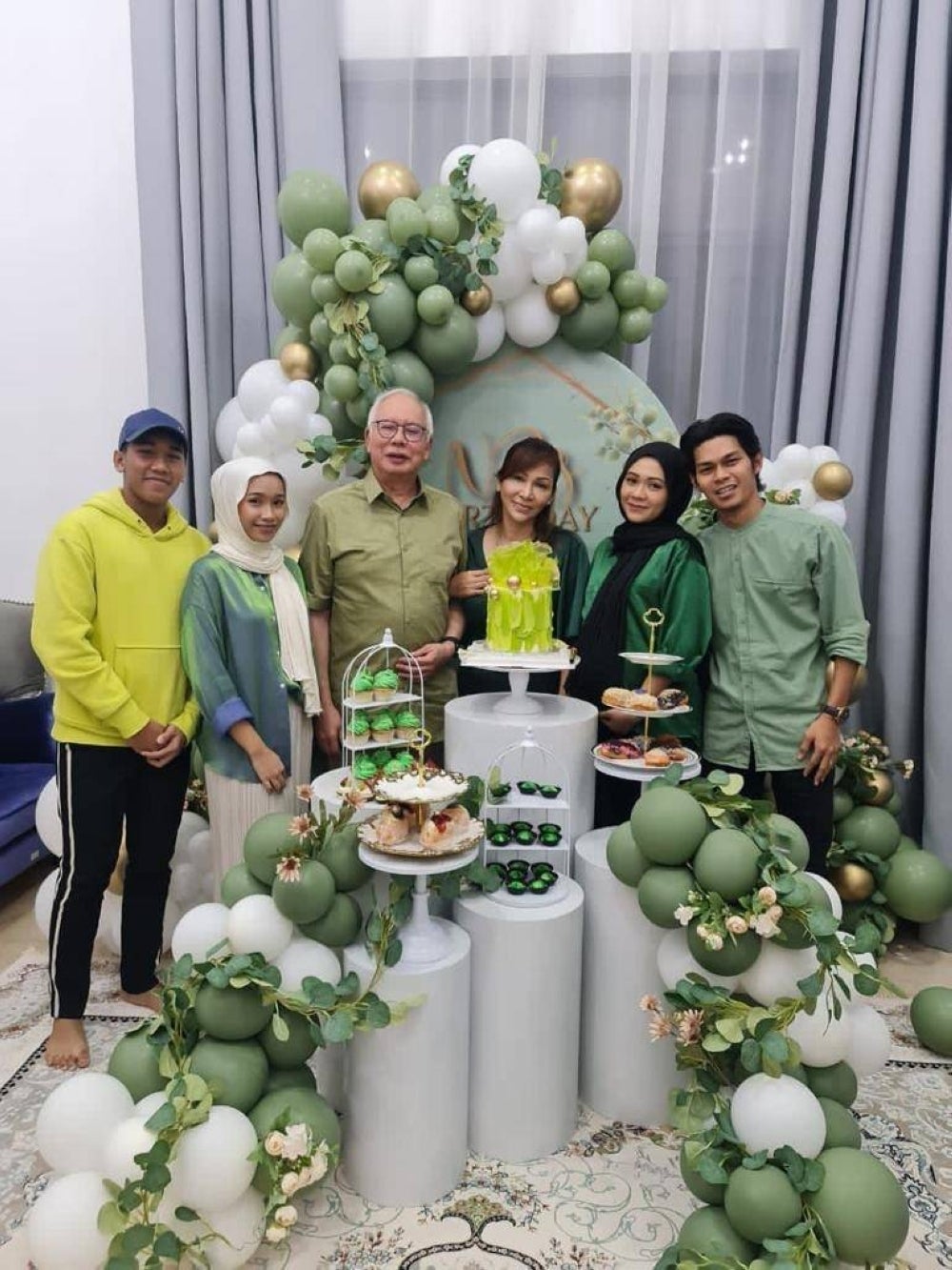 Since Wednesday, social media went abuzz with a picture of Najib with a woman and several other individuals who were donned in green attires. 