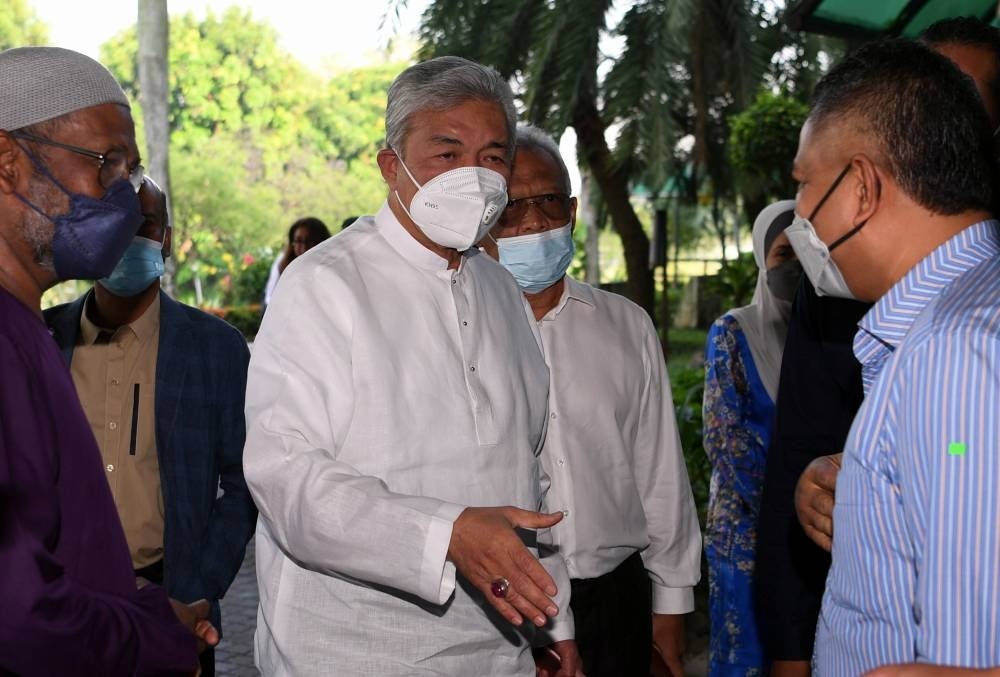 Datuk Seri Dr Ahmad Zahid Hamidi (two, left) at the Shah Alam Courts Complex for his corruption trial involving the foreign visa system (VLN). - BERNAMA