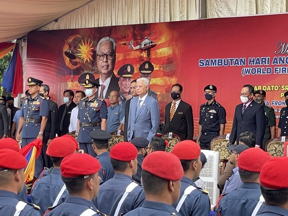Ismail Sabri (middle) launched the World FireFighters’ Day at national level in Kepala Batas today.