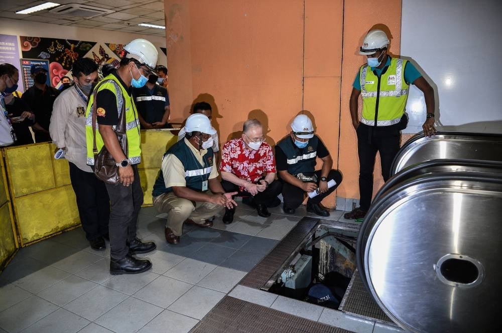 Transport Minister Datuk Seri Wee Ka Siong addressed the issue of faulty facilities in the Ampang Park LRT station during inspection visit. Photo - BERNAMA