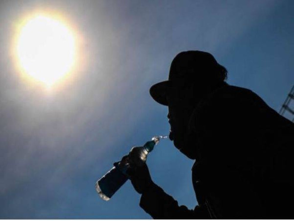 Drinking enough water and reducing outdoor activities reduces the risk of heat stocks.
