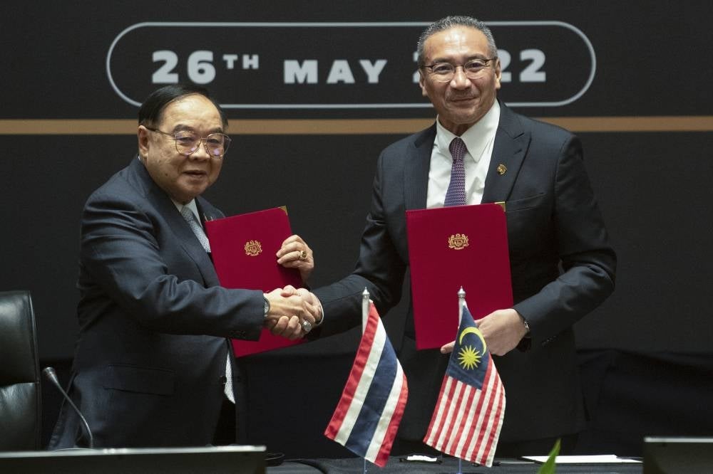 Senior Defence Minister Datuk Seri Hishammuddin Tun Hussein (right) with his Thailand counterpart cum Deputy Prime Minister Gen Prawit Wongsuwan (left) after the signing of the 55th General Border Committee Malaysia-Thailand meeting minute here yesterday.