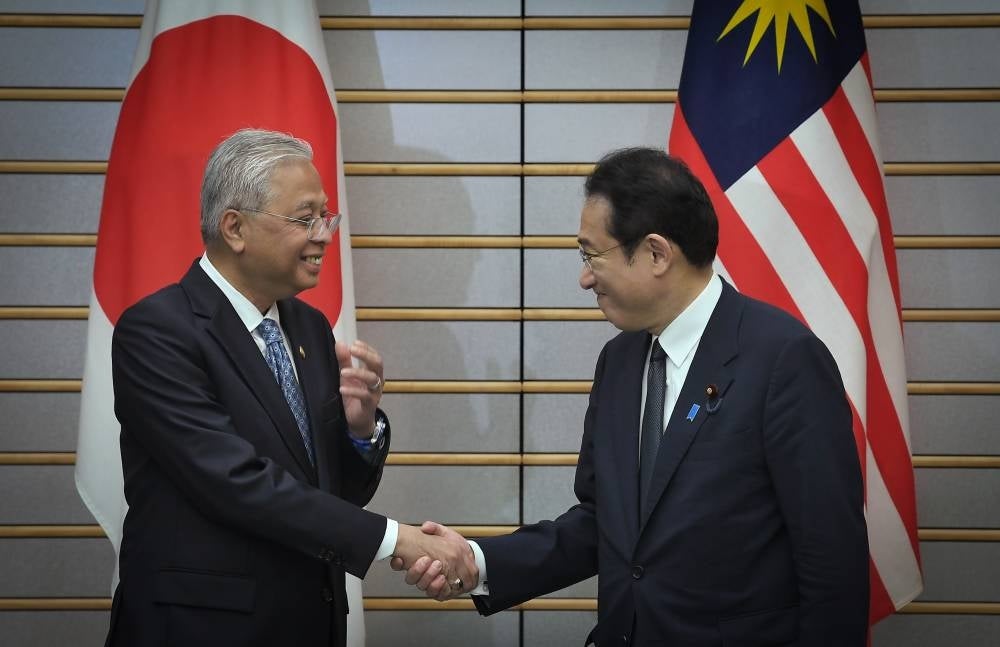 Prime Minister Datuk Seri Ismail Sabri Yaakob (left) meeting with the Prime Minister of Japan, Fumio Kishida at the Japanese Prime Minister’s Office on Friday.
Photo - BERNAMA