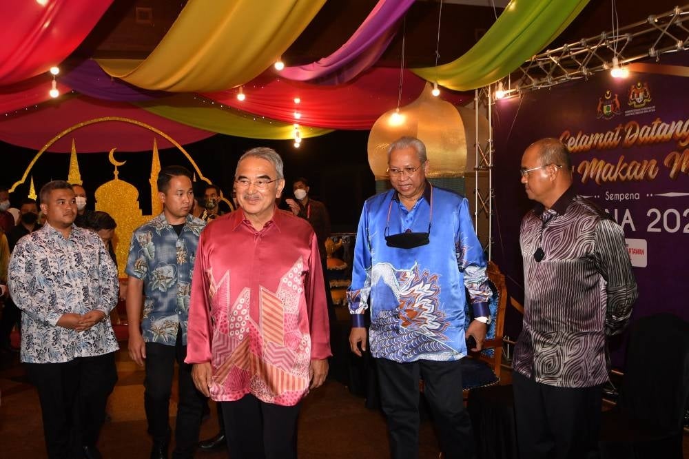 Melaka Yang Dipertua Tun Mohd Ali Mohd Rustam (middle) and Communications and Multimedia Minister Tan Sri Annuar Musa (two, right) at a dinner function in conjunction with the 2022 National Journalists Day (Hawana 2022) in Melaka. - BERNAMA