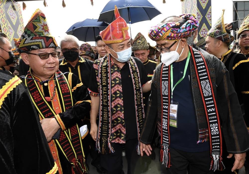 Datuk Seri Hajiji Noor (middle). Photo - BERNAMA
