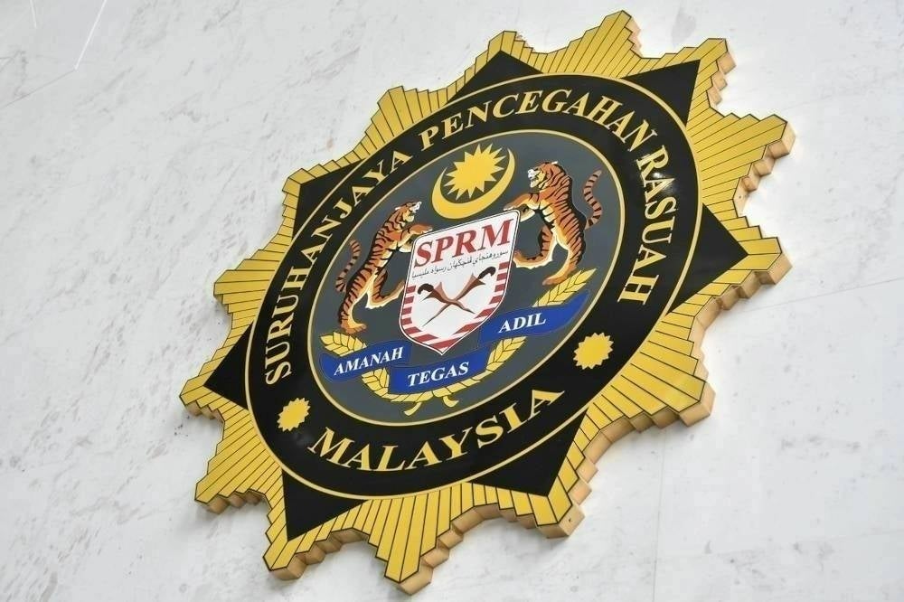 A MACC source says the officers were found to be accepting bribes of RM1,000 to RM5,000 for funeral services. Bernama pic