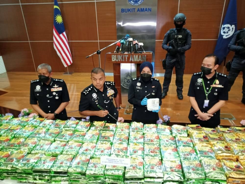 Ayob Khan showing some of the drugs seized in the operations in Selangor and Kedah. Photo - Sinar Harian