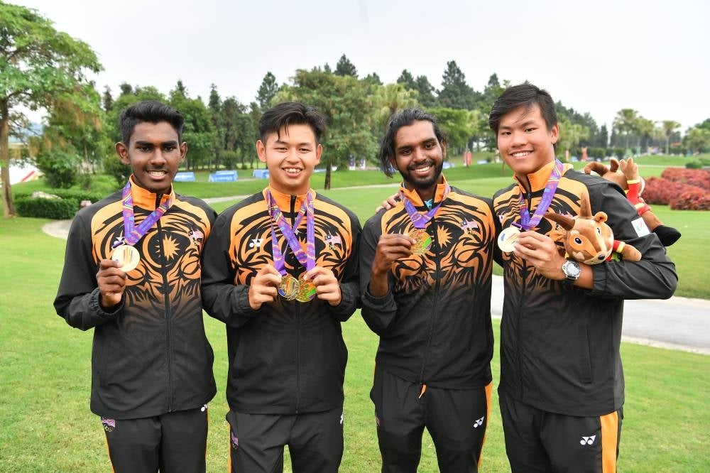 HANOI, May 18 - National Golf Team Nateeshvar, Ervin Chang, Rhaasrikanesh dan Marcus Lim winning gold during the Hanoi SEA Games at the Heron Lake Golf Course, Hanoi, Vietnam. (Source: BERNAMA)