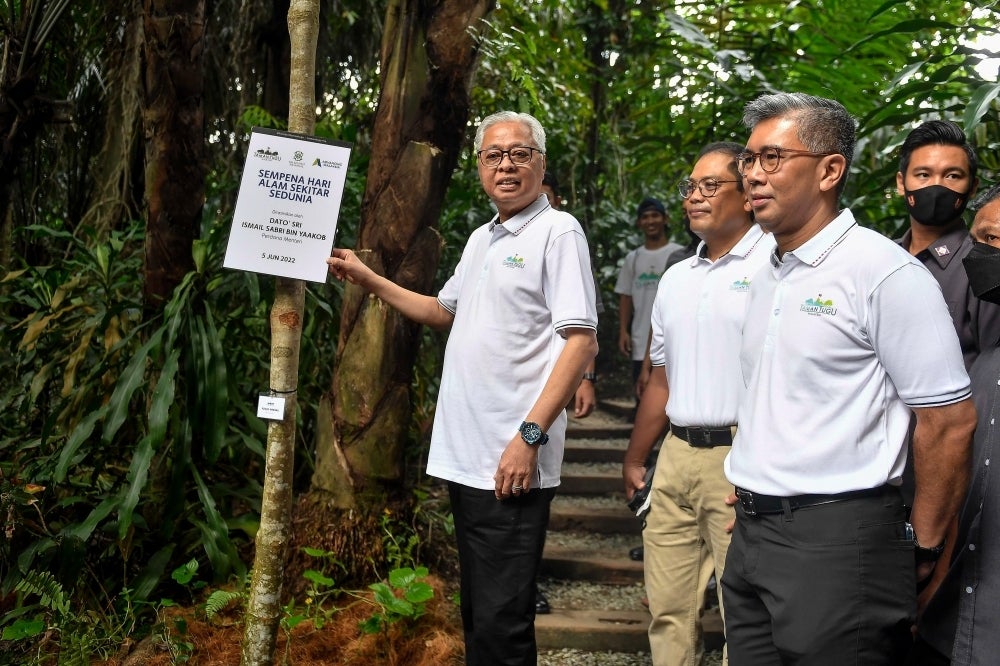 Ismail Sabri Yaakob (left) pictured with a World Environment Day 2022 at Taman Tugu today. Also pictured here is Finance Minister Datuk Seri Zafrul Tengku Abdul Aziz (front right). (Source: Bernama)