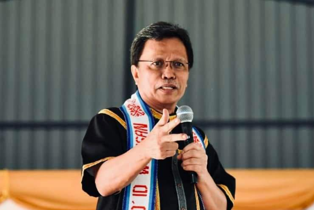 Shafie giving a speech during the Kaamatan Warisan Open House at Dewan Kadamaian Square,