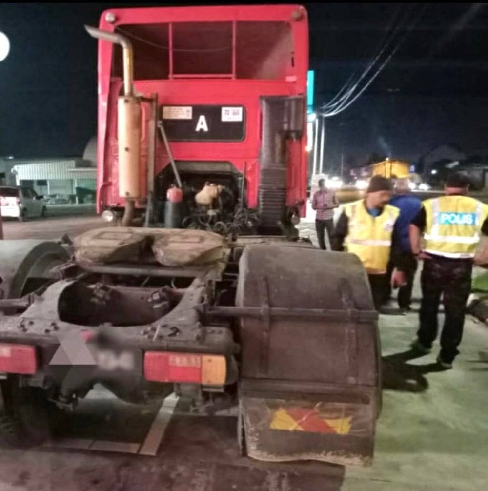 A Volvo trailer driver was detained during a raid at a petrol station at Jalan Padang Enggang, Pasir Hor, on Sunday.