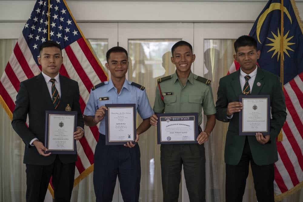 Four Young Malaysia Cadet (from left) , Qarin Luqman Safriza, Zarif Mohd Zamrin, Edlan Mikyat Ahmad Syamly and Muhammad Danish Imran Zainudin in a group photo after being accepted to United States Services Academies at Official Residents of United States Ambassador to Malaysia. - Bernama pic 