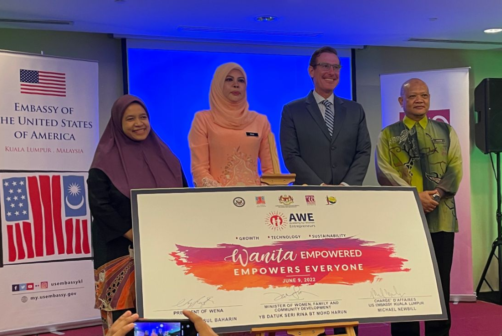 Datuk Seri Rina Harun, Chargé d’Affaires Michael Newbill, and WENA president Nuraizah Shamsul Baharin during the launching of AWE's third cohort.