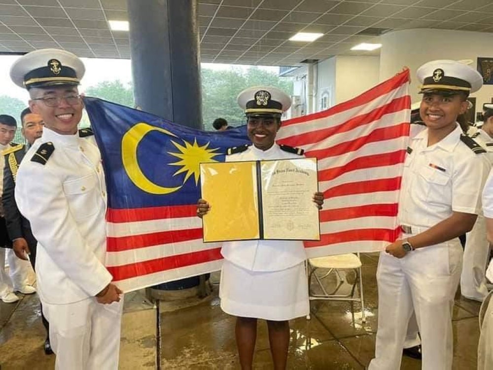 Janusha (middle) is the country's first female officer to graduate from the United States Naval Academy (USNA).
