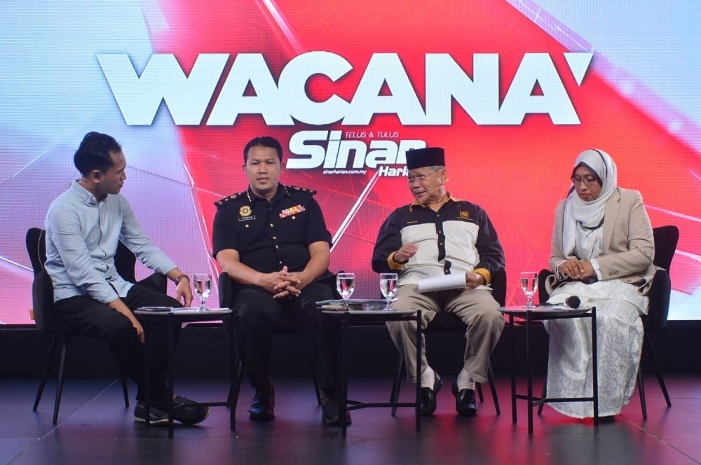 From left: Moderator, Mohamad Tarmize, Abdullah and Nurhayati during the 351st edition of the Sinar Harian's Wacana programme dubbed 'Noktah Rasuah Penjawat Awam' which took place at the Sinar Harian Studio of Karangkraf Media Group, here, on Friday