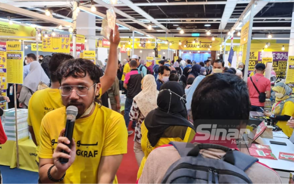 The environment at Karangkraf's booth on the last day of KLIBF.