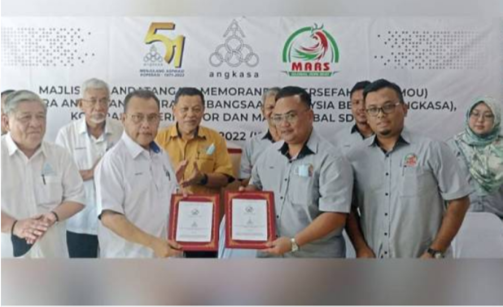 The MoU ceremony between Angkasa represented by Abdul Fattah (second, left) and Mars Global Sdn Bhd in Kulai, on Monday. Photo: Sinar Harian
